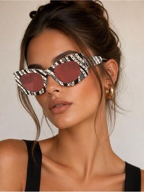 ❤️Price Drop❤️Max & Co. Black and White Striped Cat-Eye Sunglasses